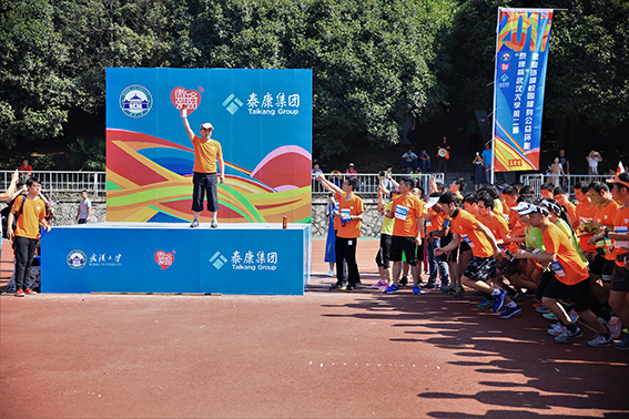 9校长发令起跑 摄影:蔡仲宇.jpg